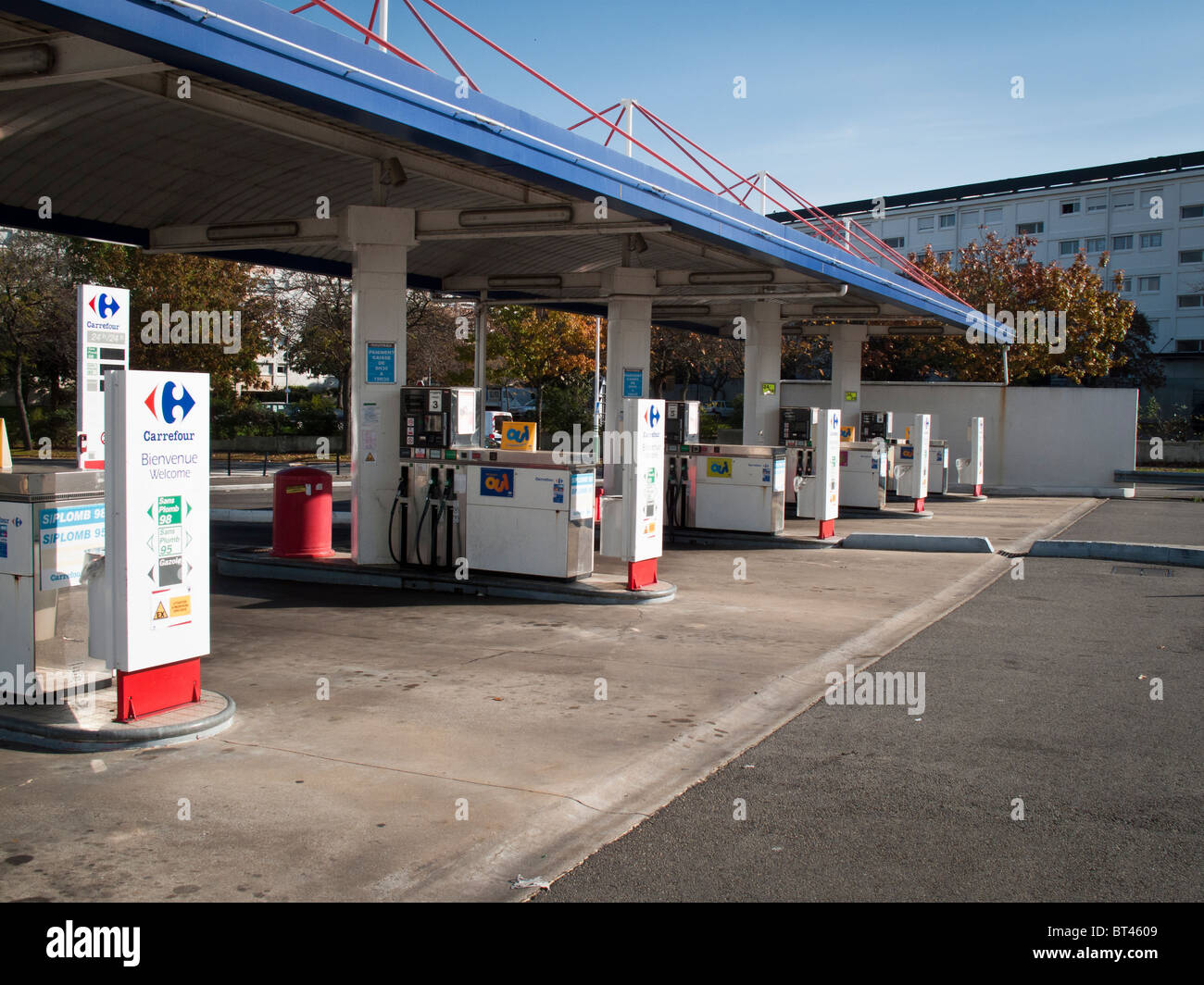 A petrol station at a Carrefour shopping center lies empty in Nantes, France,  October 18, 2010 Stock Photo - Alamy