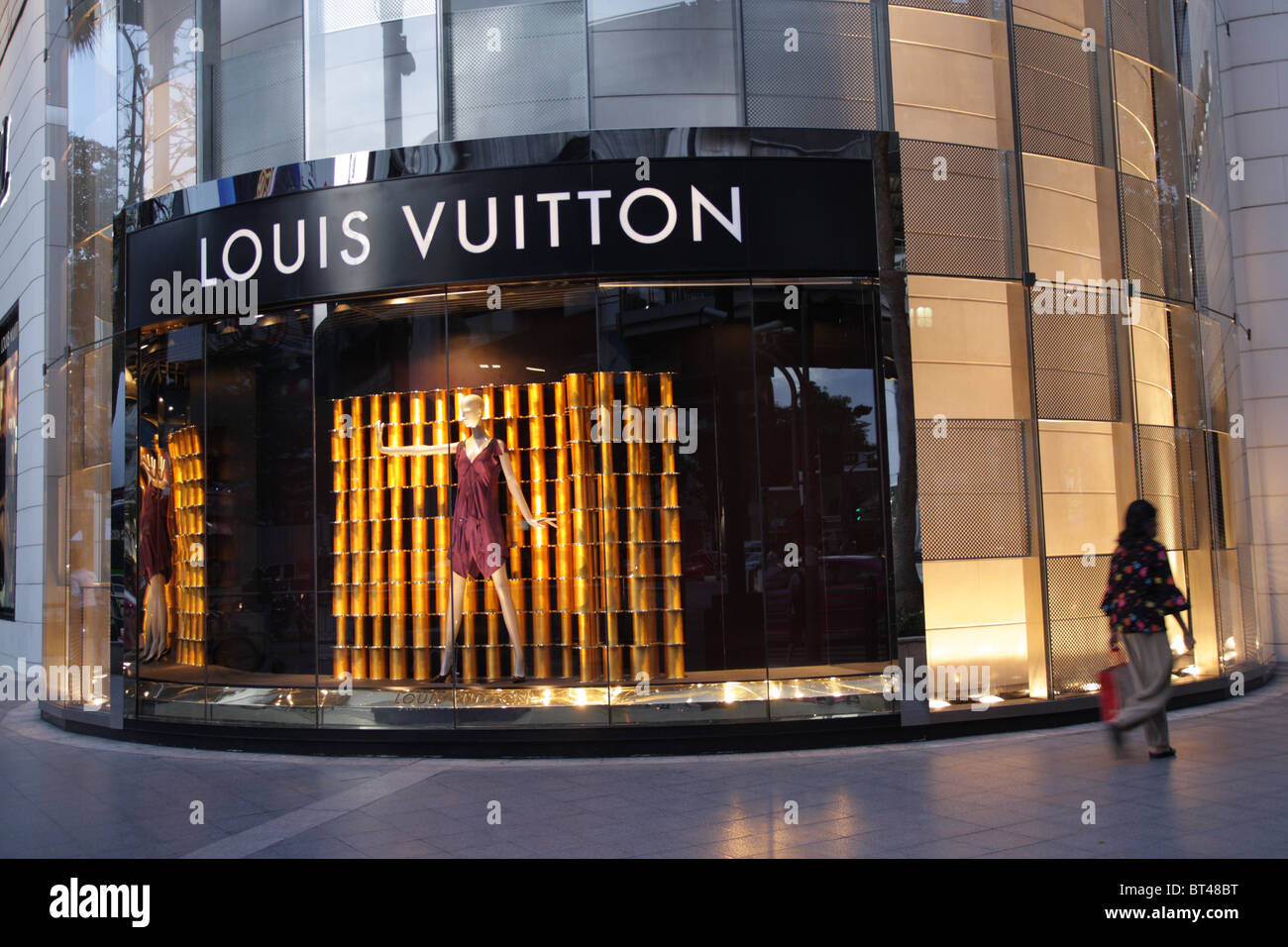 Bangkok, Thailand. 18th Aug, 2015. A security guard at the Louis Vuitton  store in Gaysorn, an exclusive mall across the street from Erawan Shrine.  The windows to the store was broken in