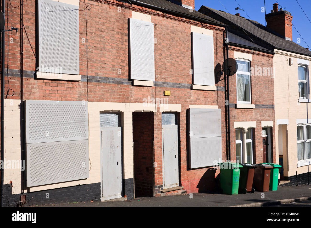 2 TERRACE HOUSES IN A ROW WITH BOARDED UP WINDOWS IN SNEINTON, NOTTINGHAM, UK. SNEINTON IS A FAIRLY DEPRIVED AREA. Stock Photo