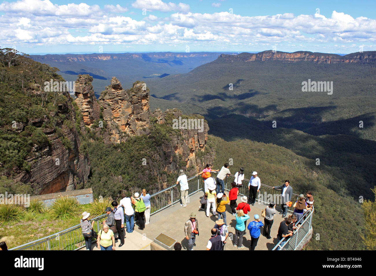 Echo Point Lookout with the Three Sisters beyond, Blue Mountains National  Park, New South Wales, eastern Australia, Australasia Stock Photo - Alamy