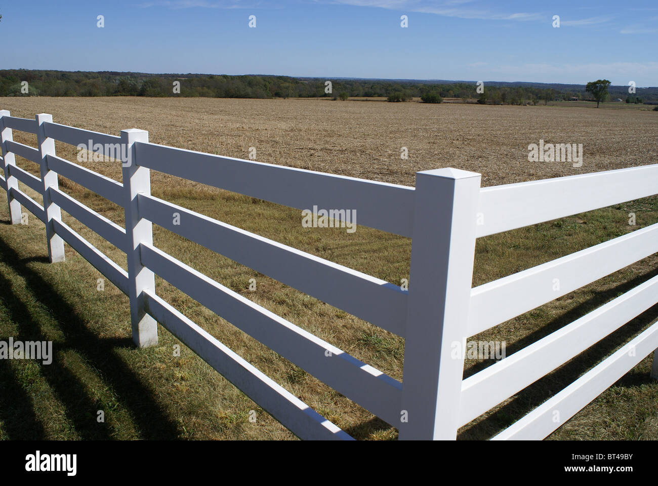 White fence rails hi-res stock photography and images - Alamy