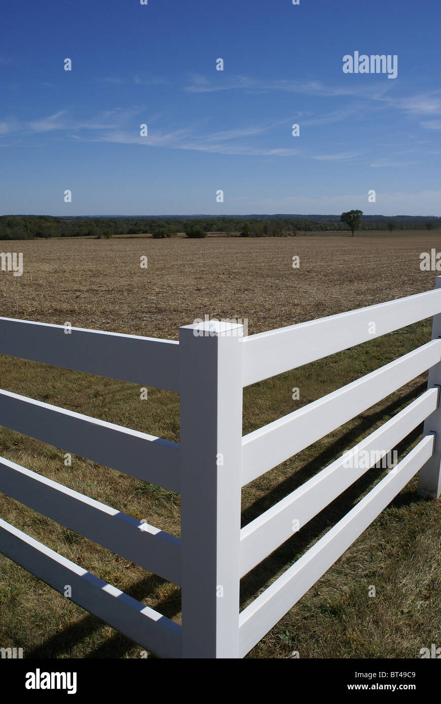 White fence rails hi-res stock photography and images - Alamy