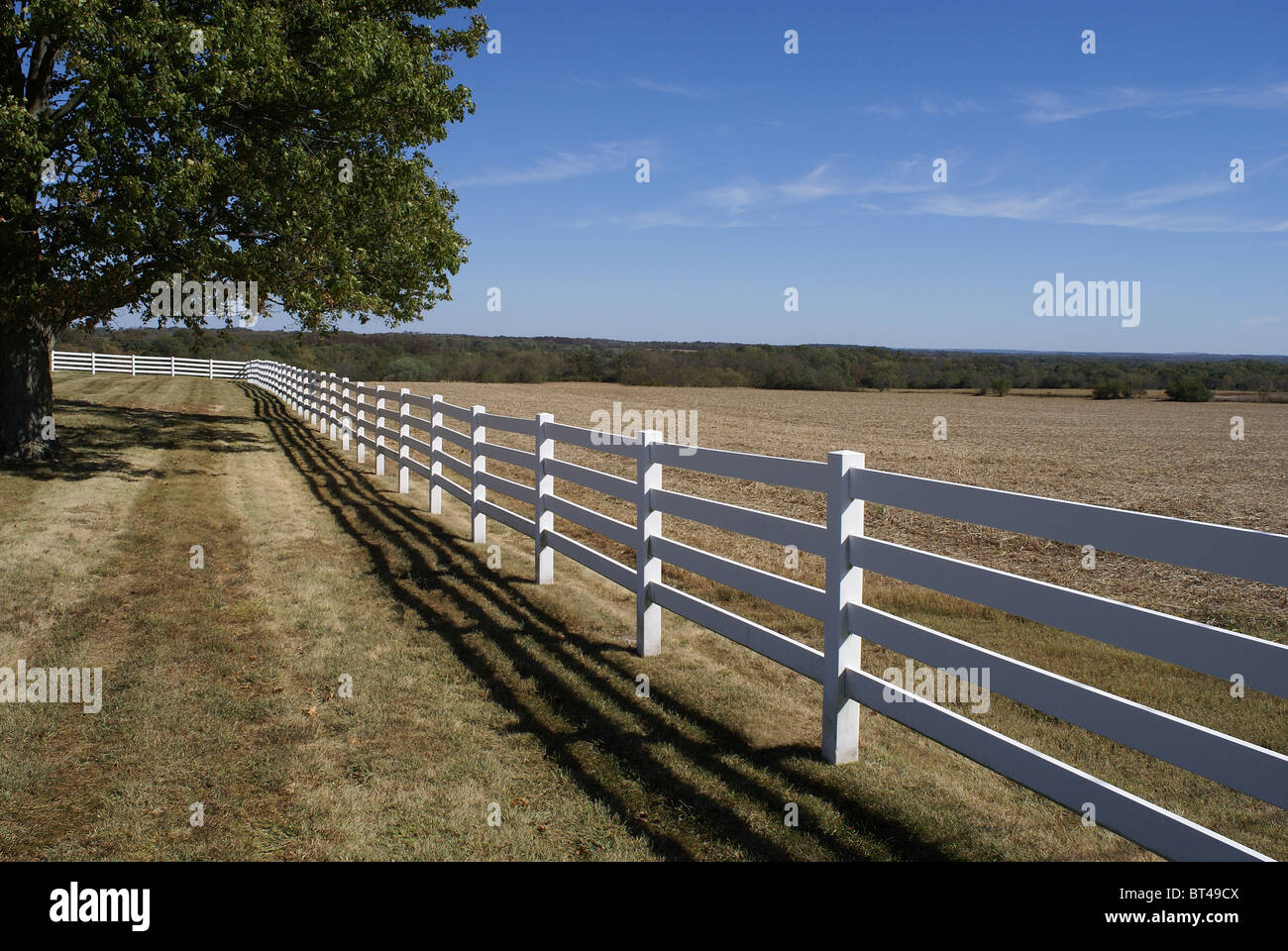 White fence rails hi-res stock photography and images - Alamy