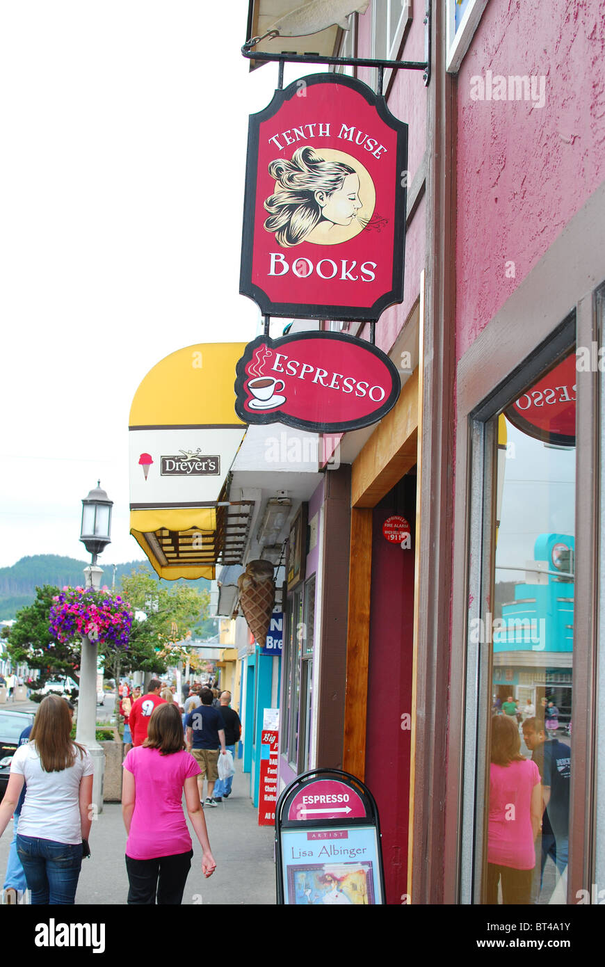 Espresso and book shops near the beach in Seaside, Oregon Stock Photo