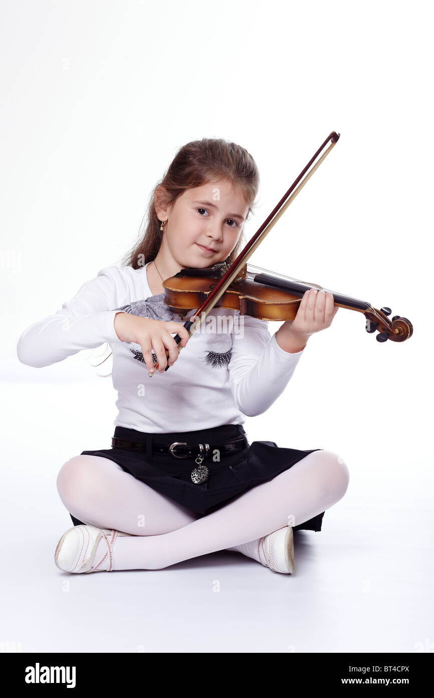 Young girl playing the violin Stock Photo - Alamy