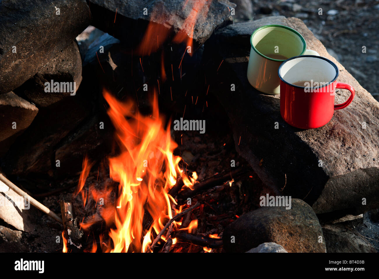Campfire with enamel mugs of tea, Killarney Provincial Park Stock Photo