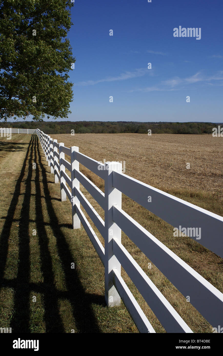 White fence rails hi-res stock photography and images - Alamy