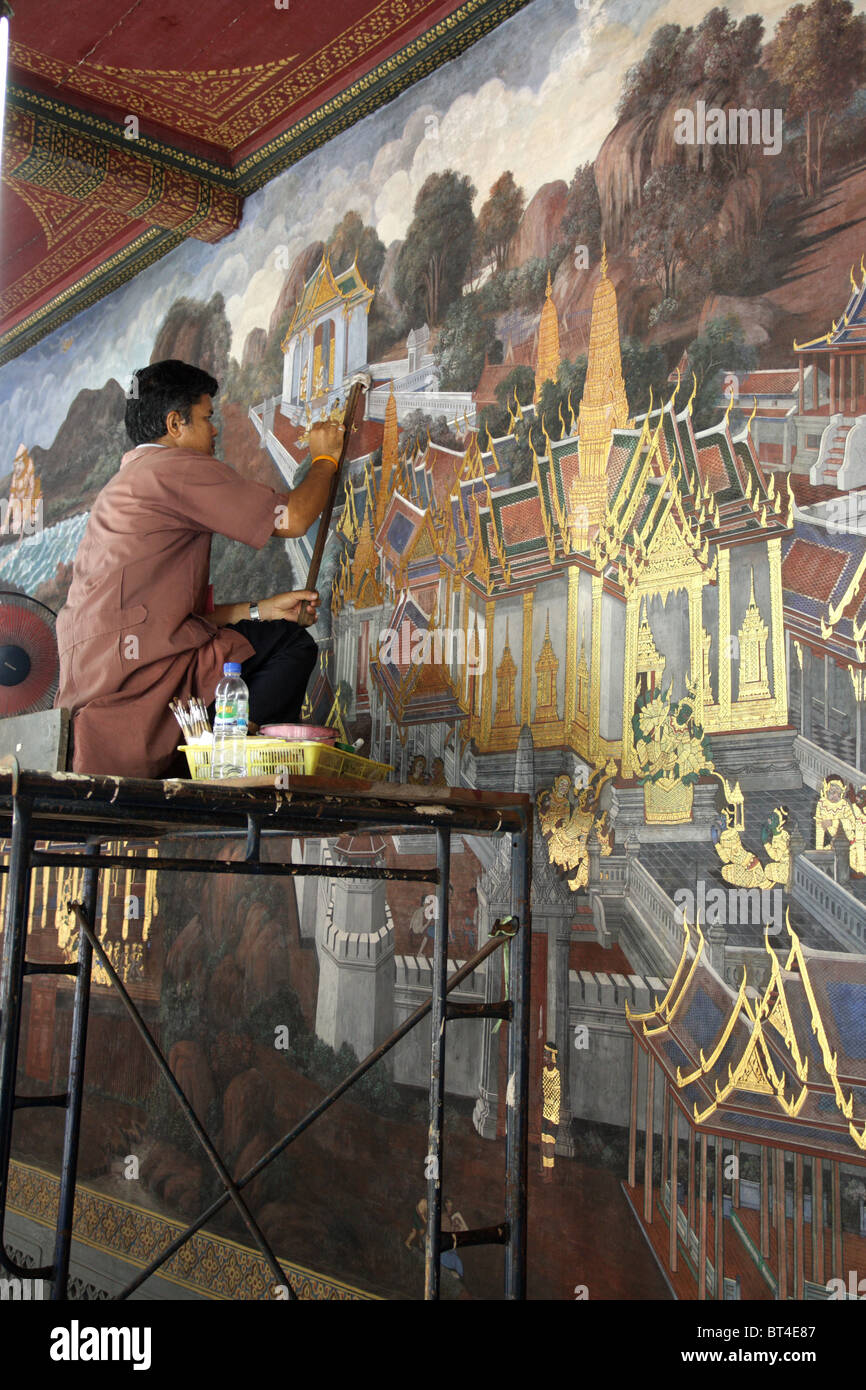 Thai artist painting wall at the Grand Palace , Bangkok Stock Photo Alamy