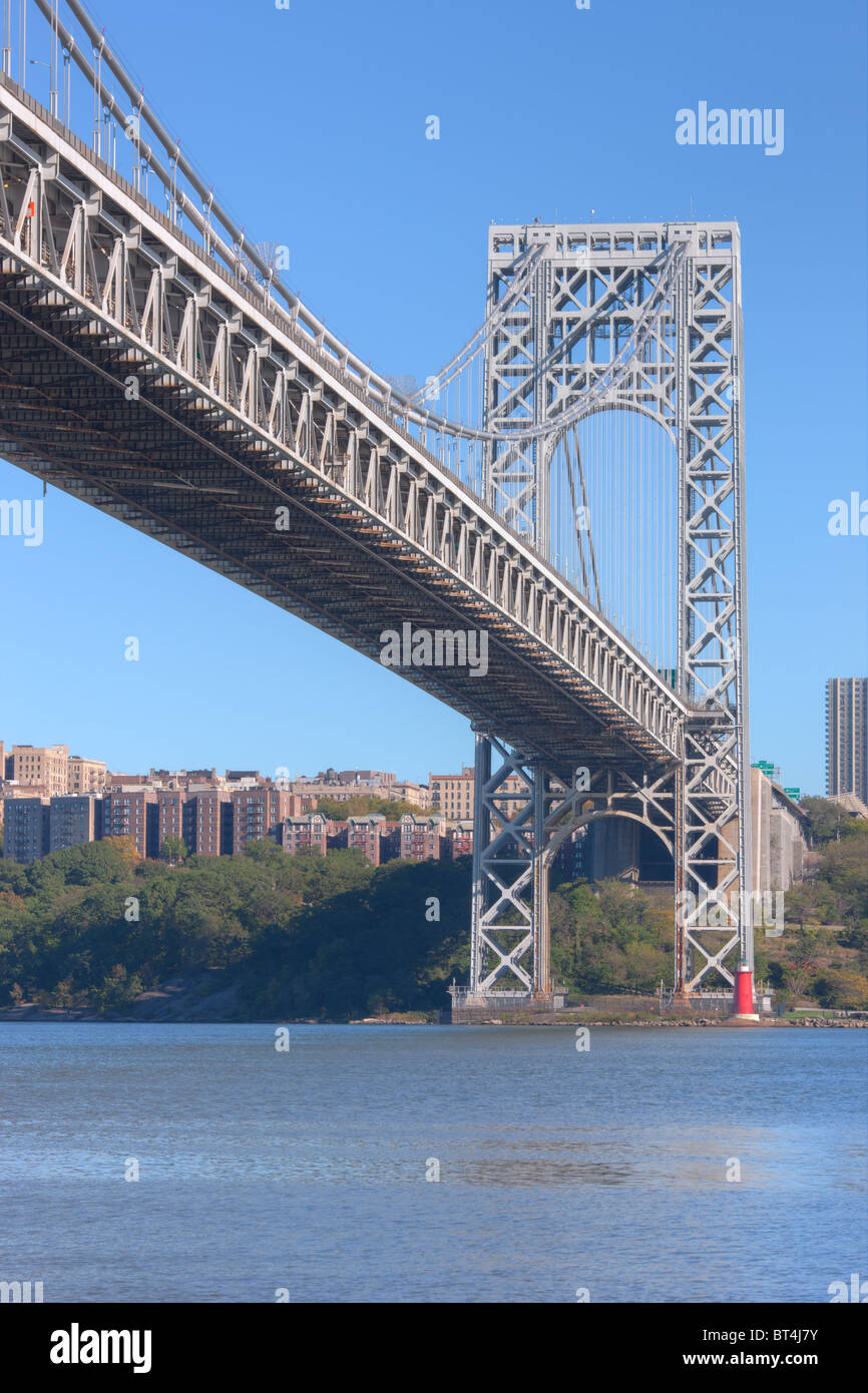 The George Washington Bridge and Jeffrey's Hook Lighthouse on the Hudson River Stock Photo