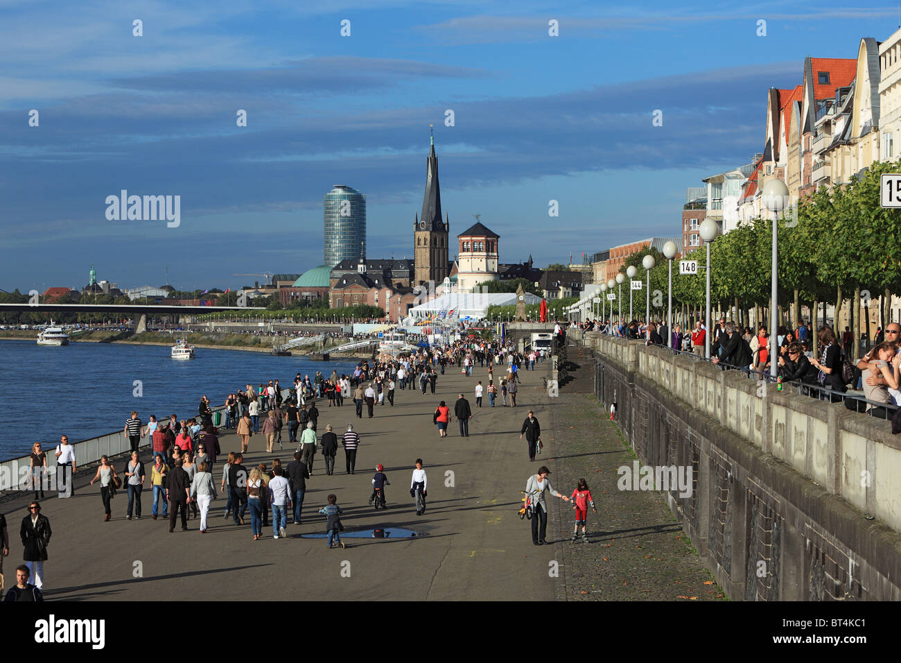 Rheinuferpromenade von Duesseldorf in Nordrhein-Westfalen mit Victoria-Hochhaus, Lambertuskirche und Schlossturm Stock Photo