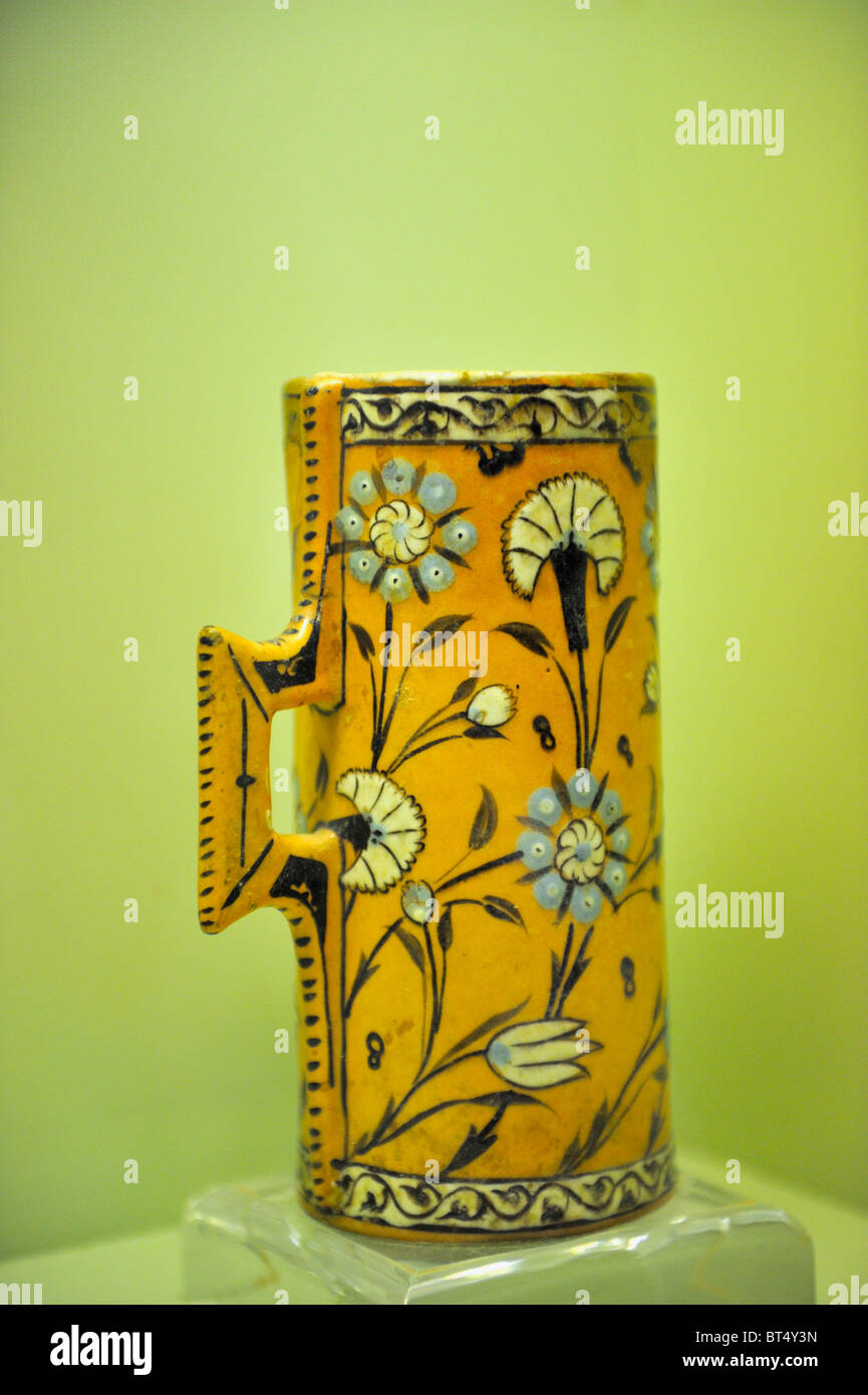 Iznik ceramics hi-res stock photography and images - Alamy
