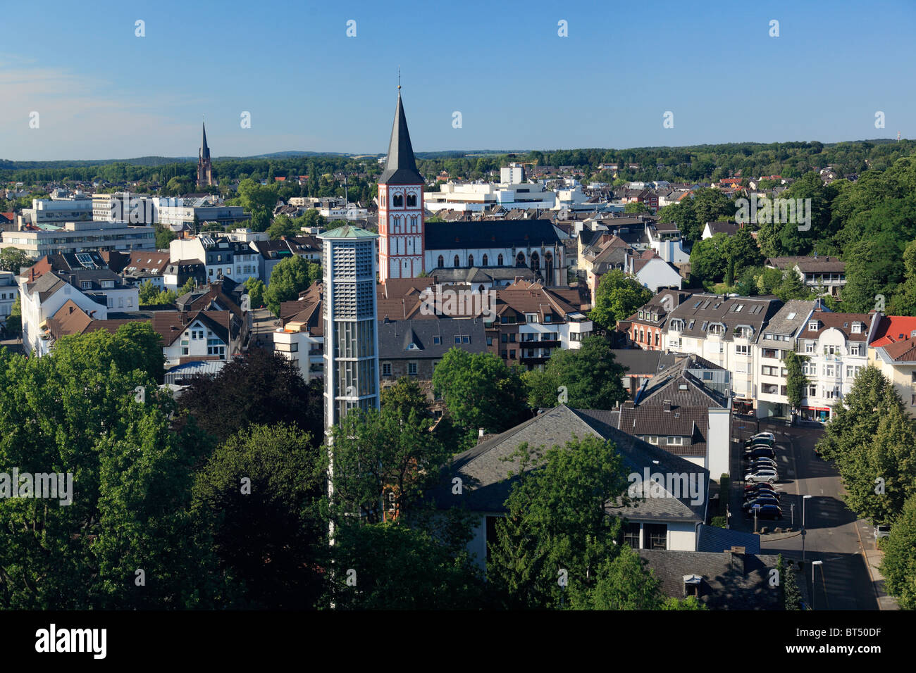 Stadtpanorama von Siegburg in Nordrhein-Westfalen mit St. Anno-Kirche, Auferstehungskirche und Pfarrkirche St. Servatius Stock Photo