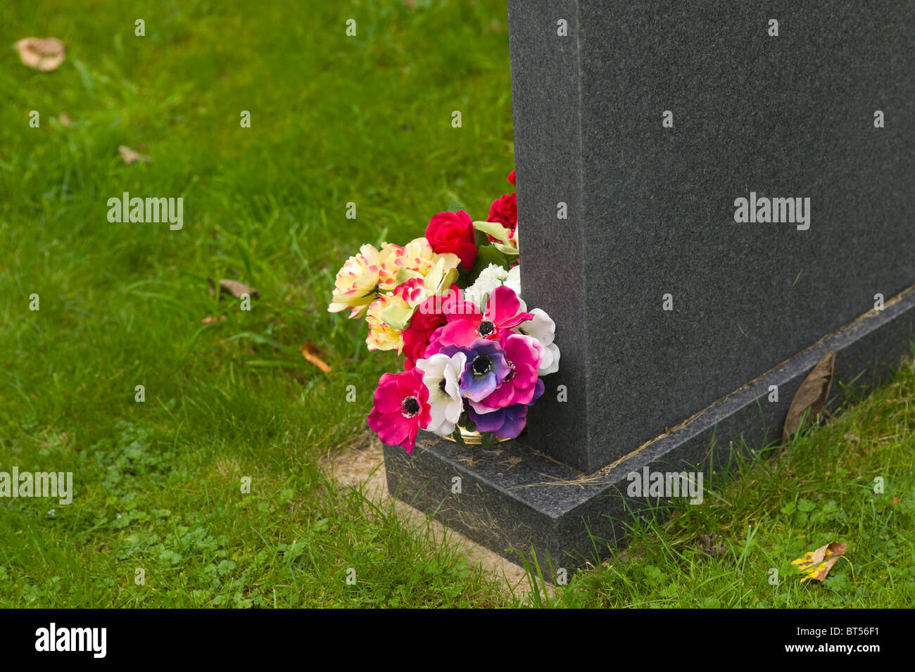 Flowers on grave hires stock photography and images Alamy