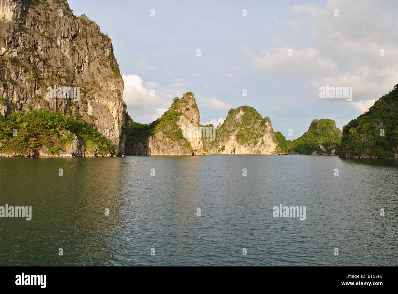Limestone 'Karst' scenery in Halong Bay, Vietnam Stock Photo