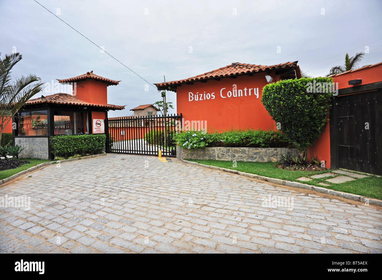 Gated entrance to Buzios Country a condominium complex of houses and holiday villias in Buzios Stock Photo