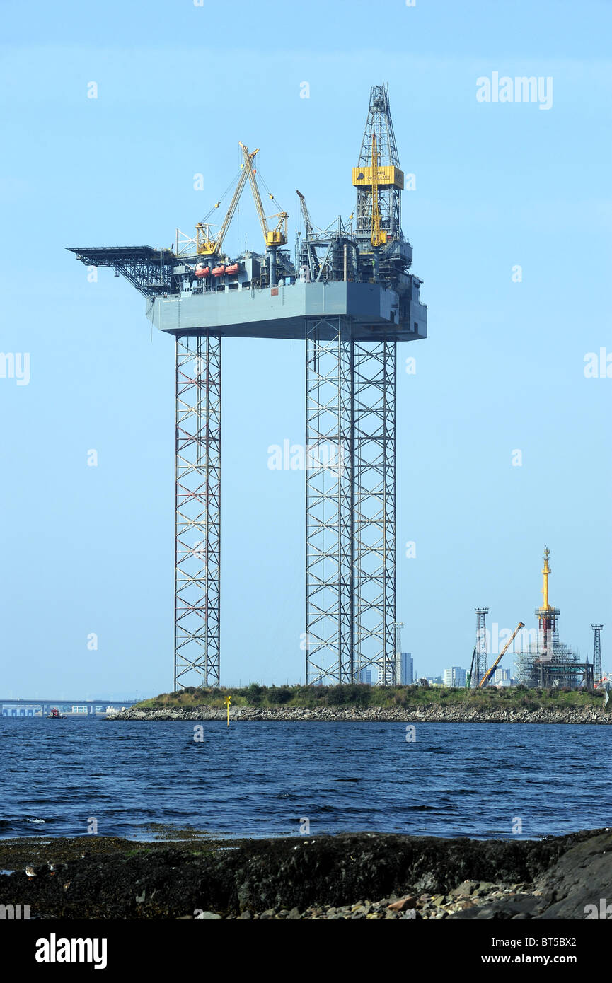 Jack Up oil rig in Dundee for repairs and servicing Stock Photo Alamy