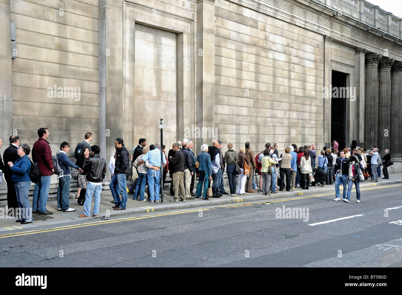 Bank queue hi-res stock photography and images - Alamy