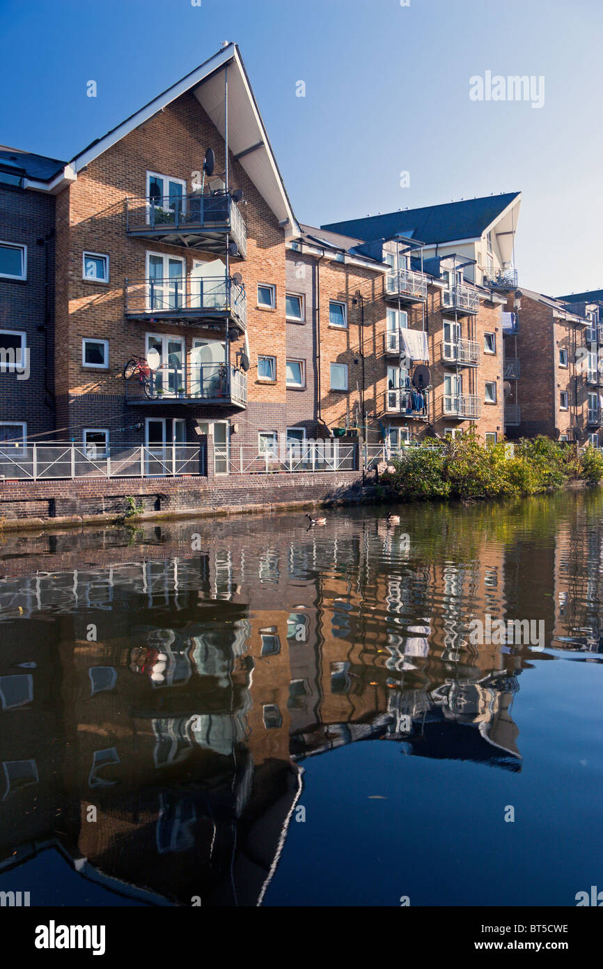 England London West Kilburn Grand Union Canal (Paddington Arm) with