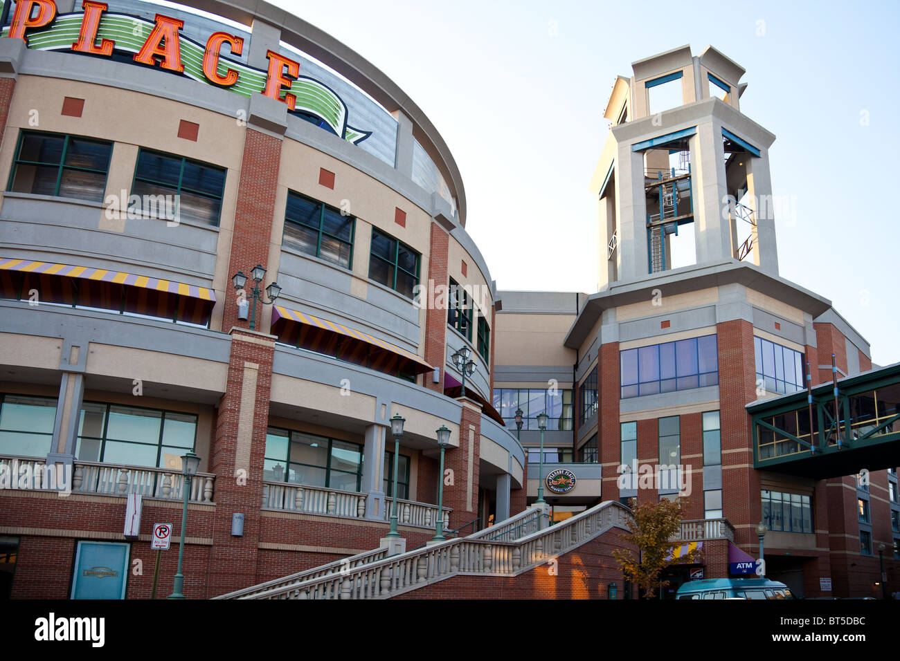 Raised entrance to Peabody Place shopping Mall in downtown Memphis Stock Photo: 32082384 - Alamy