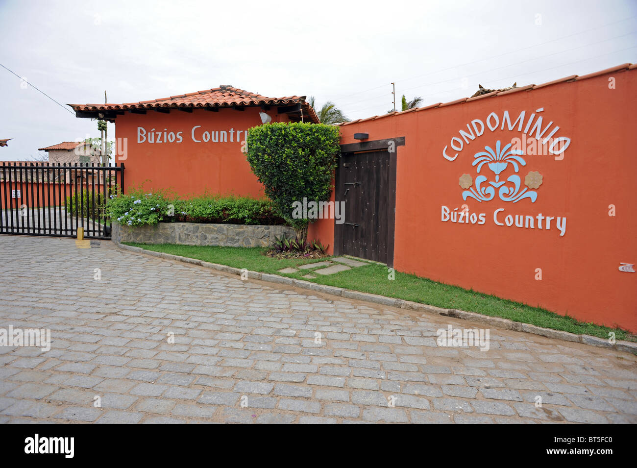 Gated entrance to Buzios Country a condominium complex of houses and holiday villias in Buzios Stock Photo