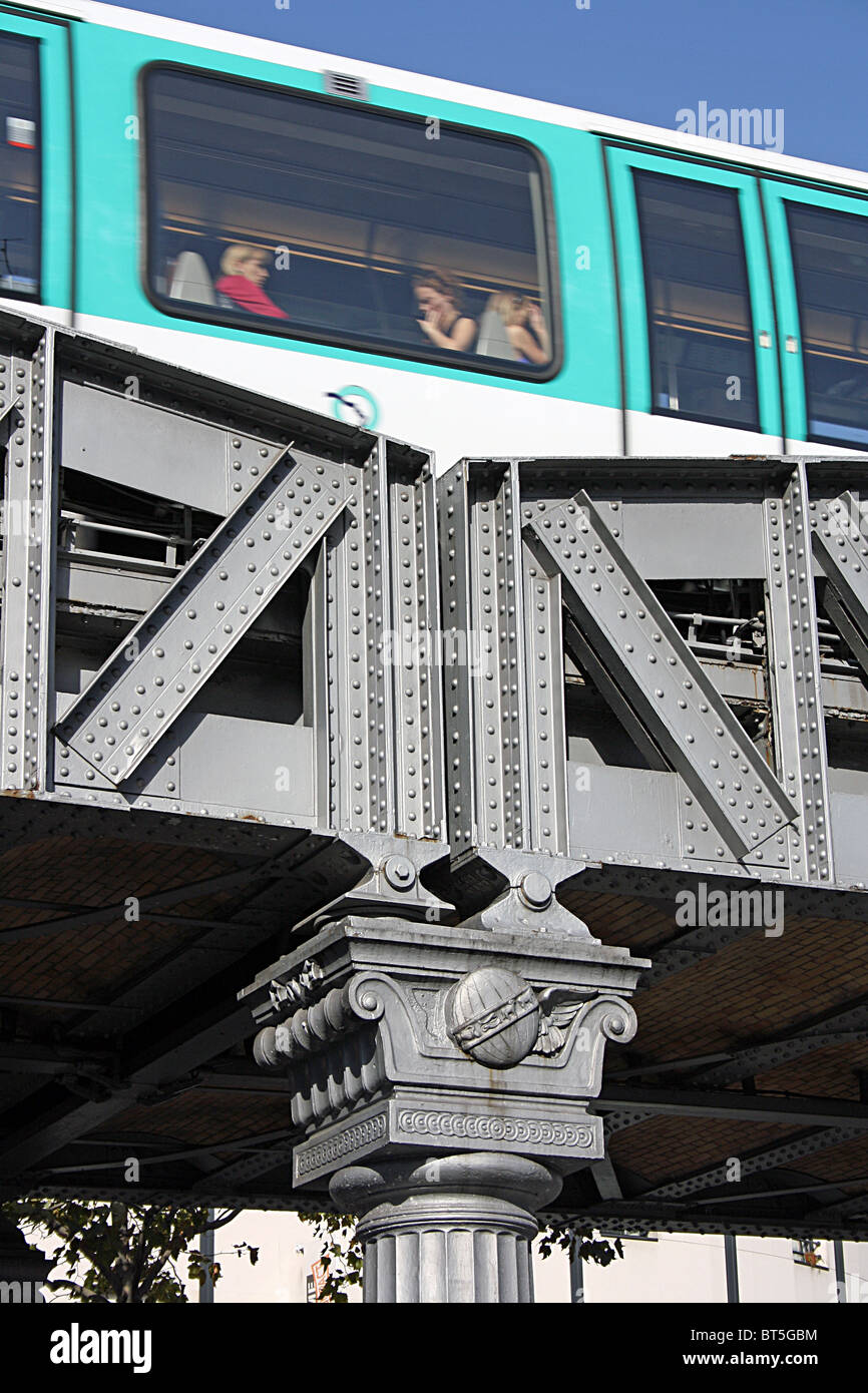 Overground stations hi-res stock photography and images - Alamy