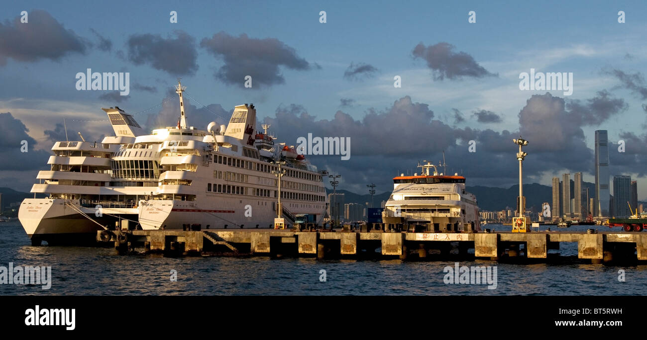 Cruise ships, Victoria harbor, Hong Kong, China Stock Photo - Alamy