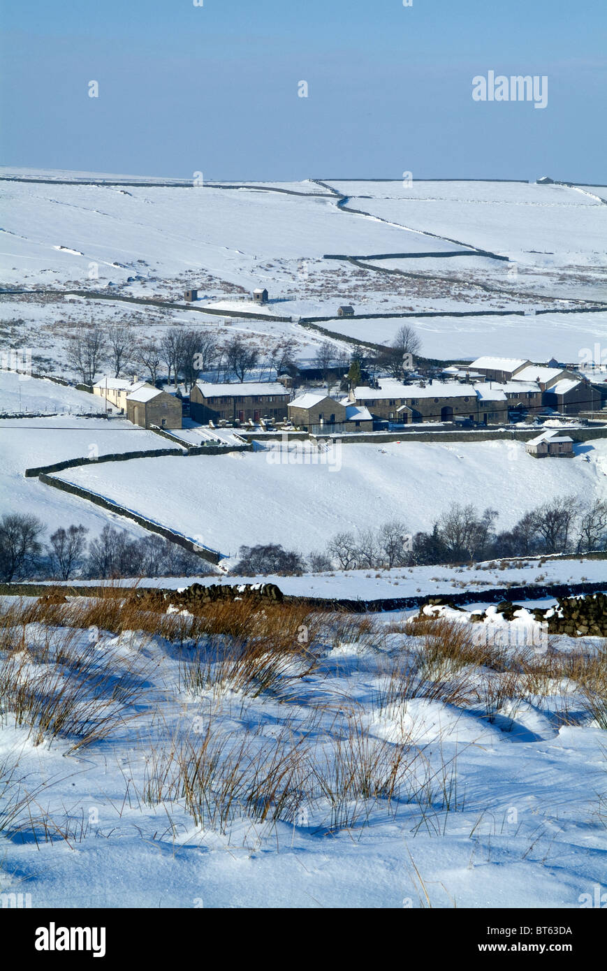 Holme bridge Holme peak district national park winter snow Stock Photo ...