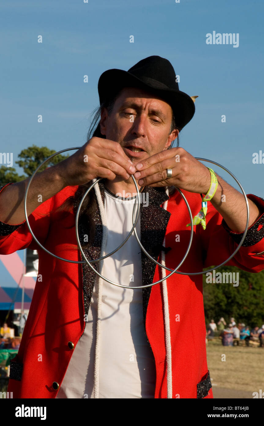 2010 Glastonbury Festival of Contemporary Performing Arts festival Magician conjurer ring rings interlock interlocking  sleight Stock Photo