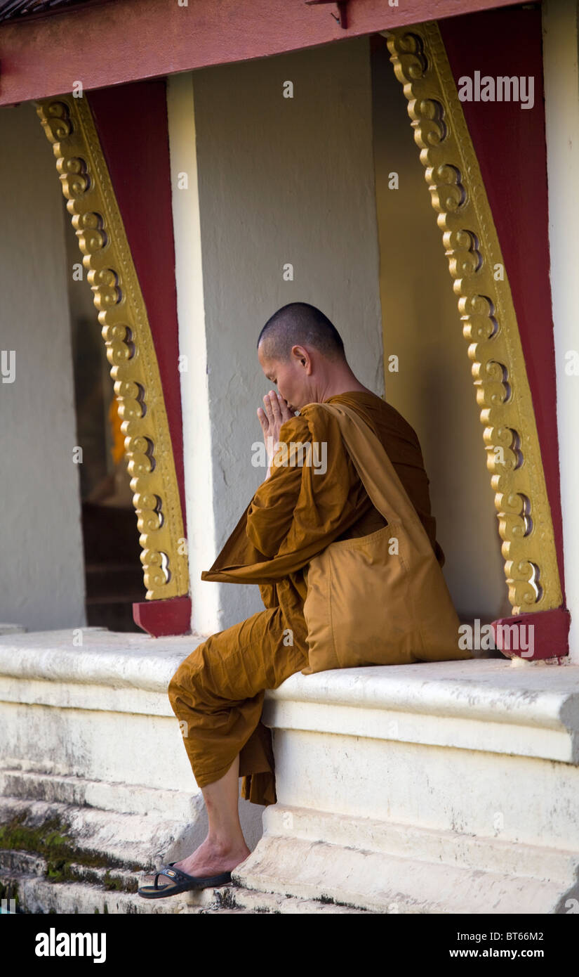 Buddhist monk praying hi-res stock photography and images - Alamy