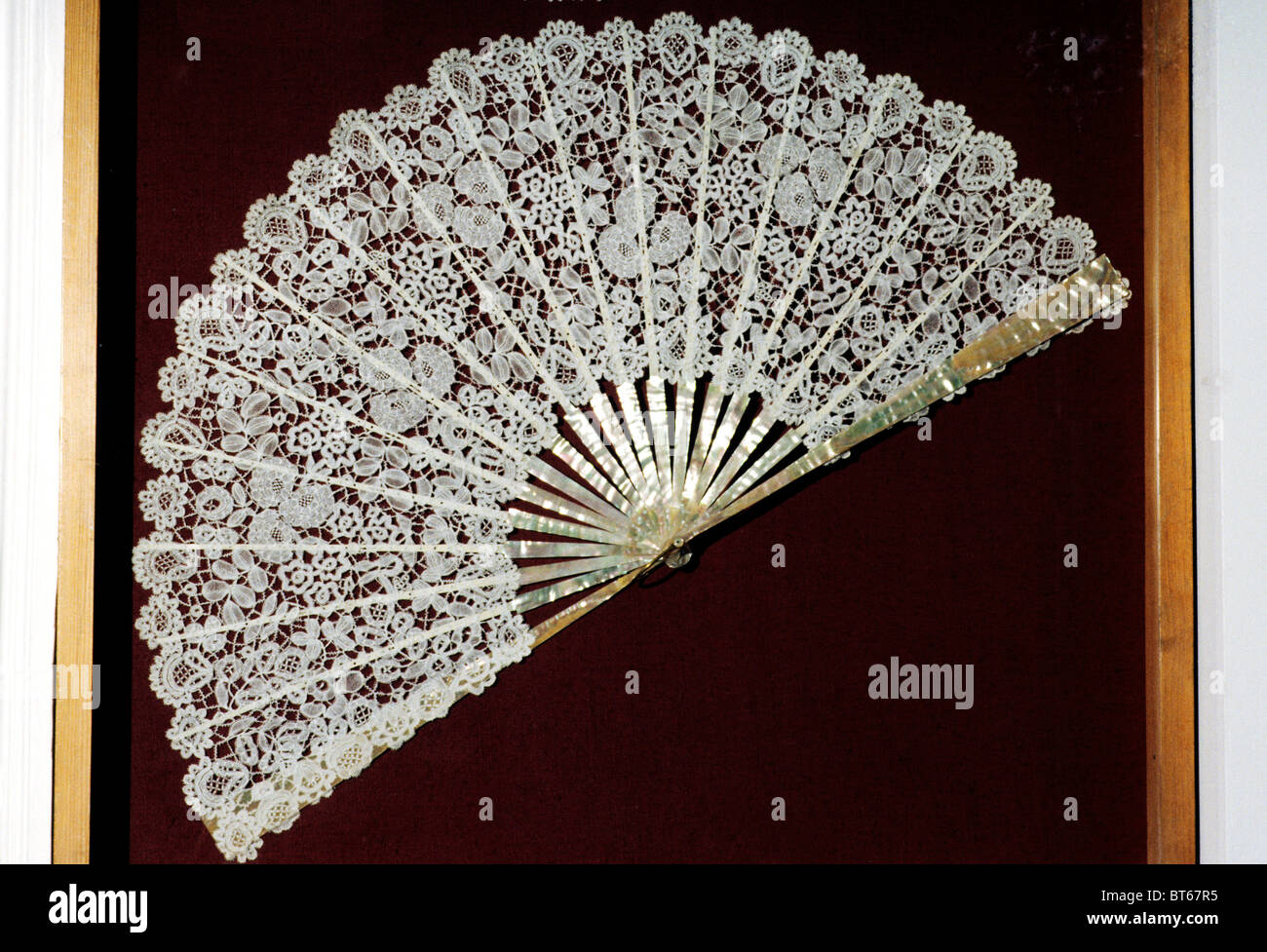 Exeter Museum of Costume and Lace, Honiton Lace Fan, mother of pearl and bone sticks 1890-1910 Devon England UK English fans Stock Photo