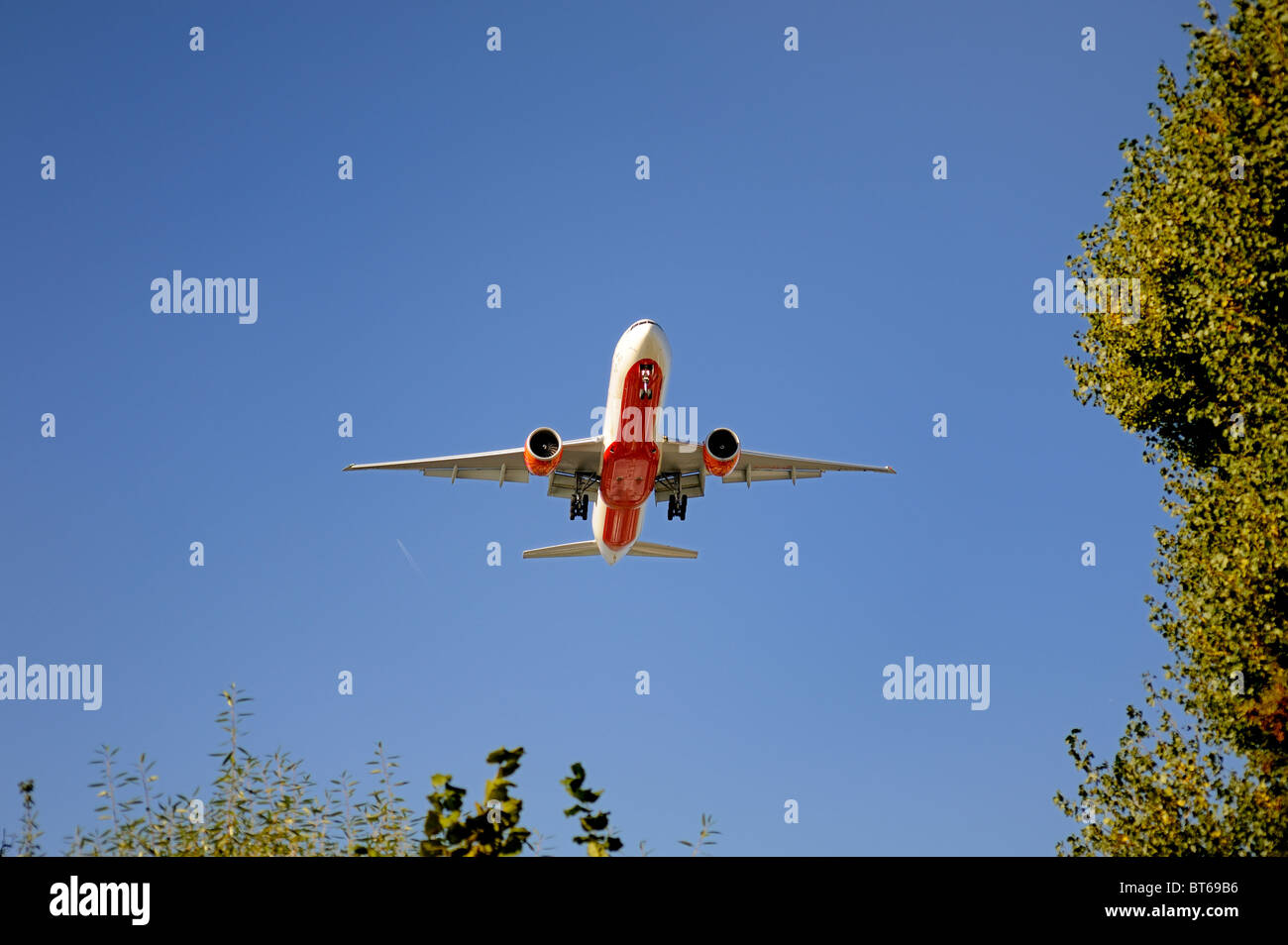 Passenger jet coming into land Stock Photo