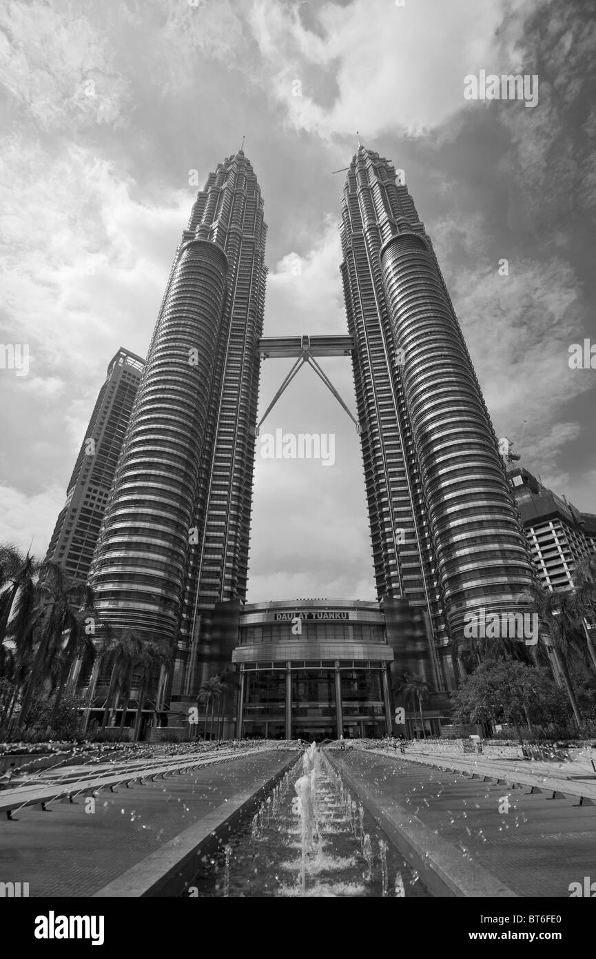 Petronas tower bridge Black and White Stock Photos & Images - Alamy