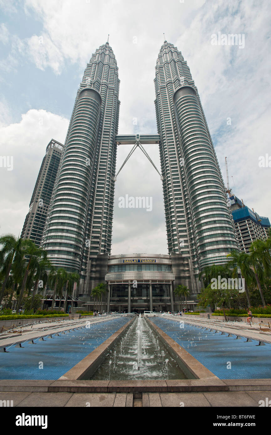 The Petronas Twin Towers in Kuala Lumpur, Malaysia Stock Photo - Alamy