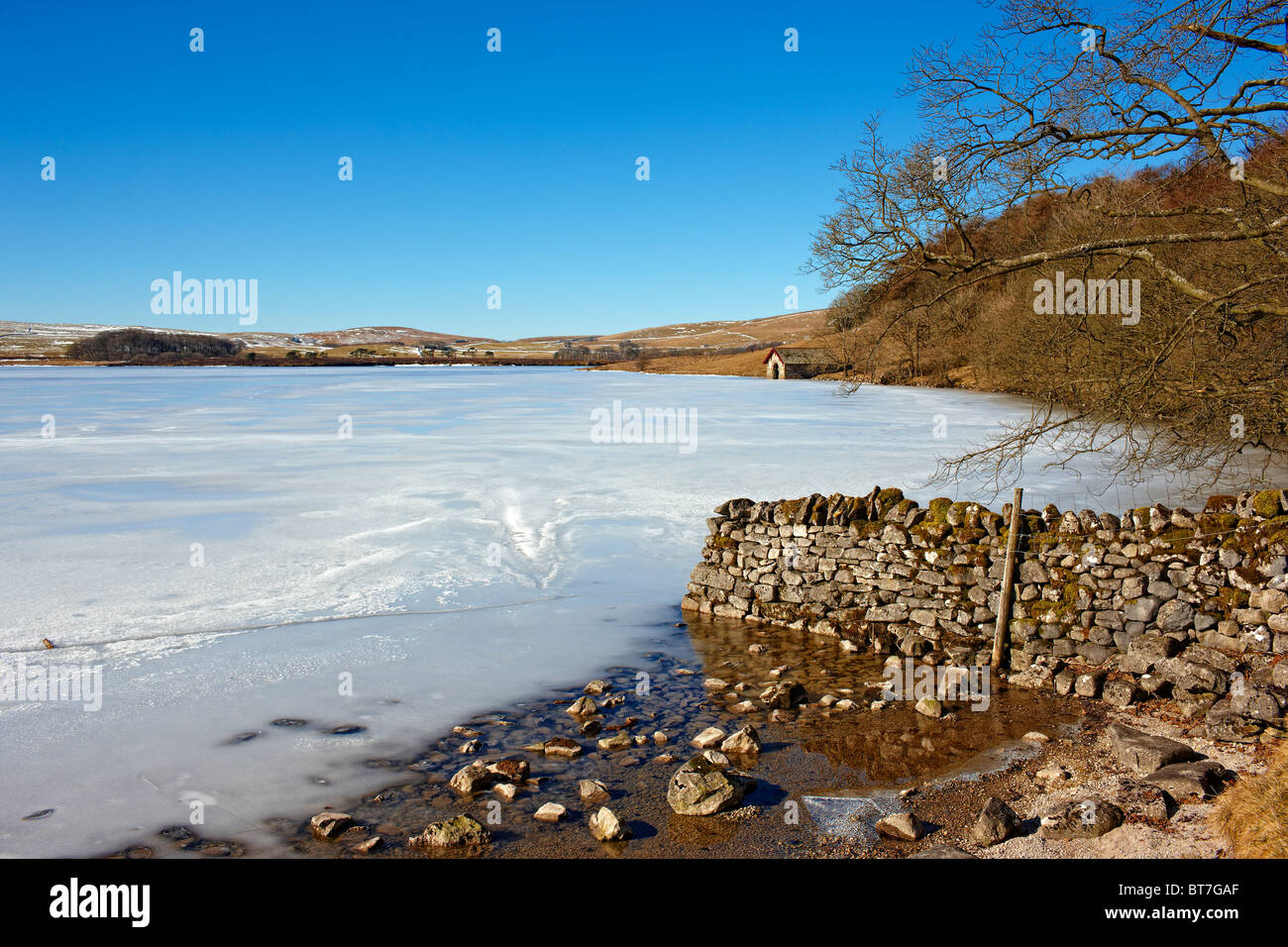 A frozen Malham Tarn from the Pennine Way footpath, North Yorkshire. Winter Stock Photo