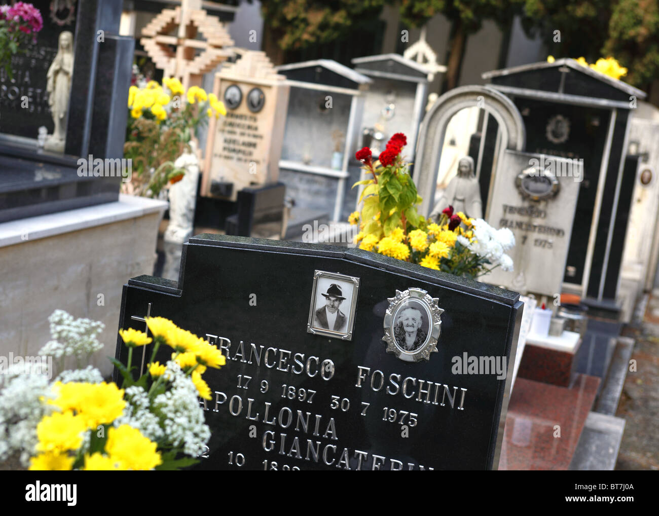 Graves in an Italian cemetery Stock Photo Alamy