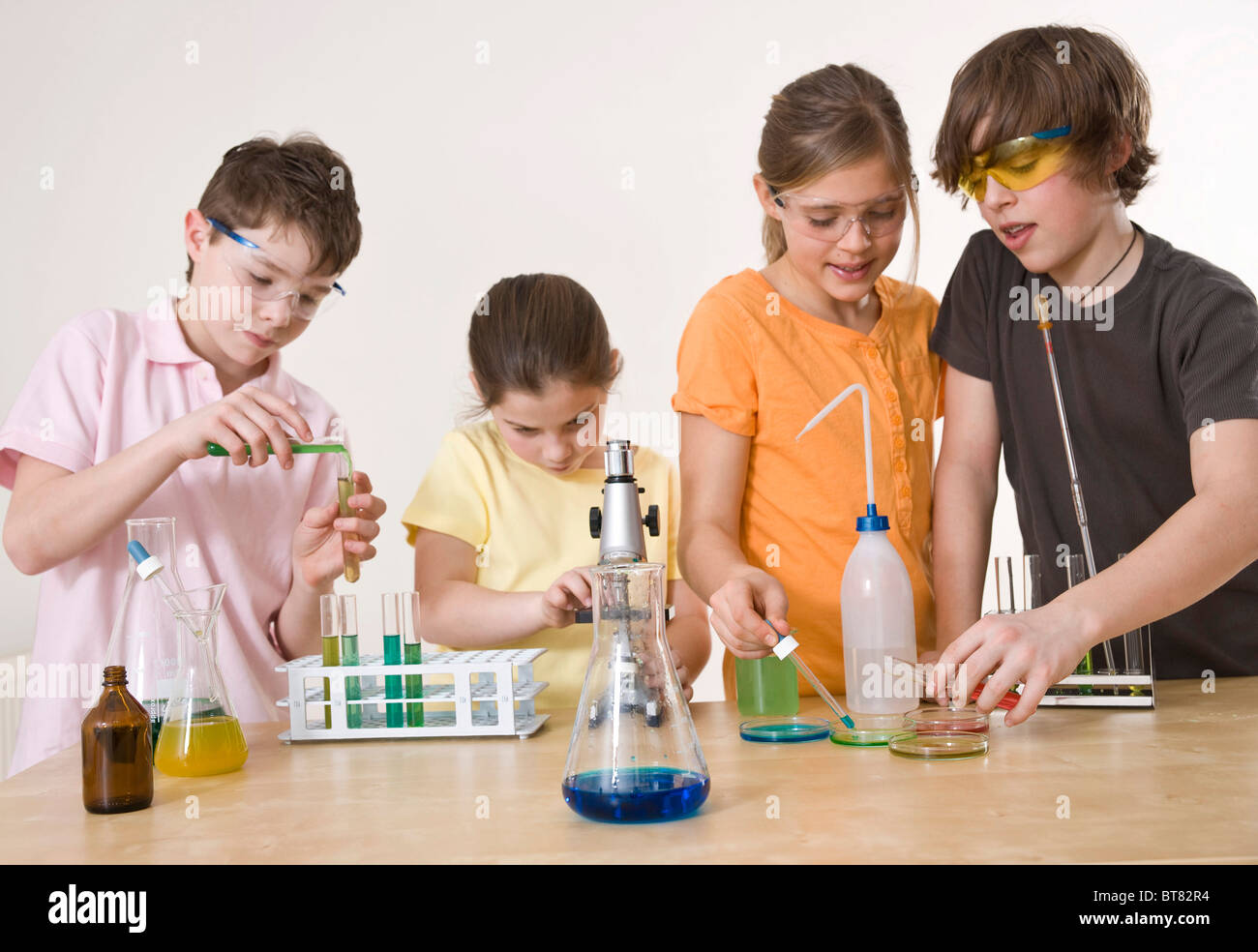 Школа опытов и экспериментов. Дети на уроке химии. Урок химии в школе. Химия опыты для детей. Эксперимент в школе.