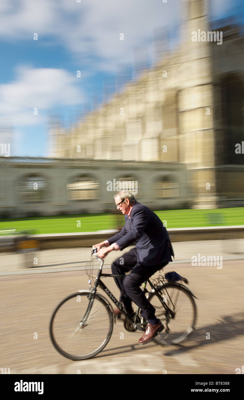 Cyclist passing King's college chapel, Cambridge University Stock Photo