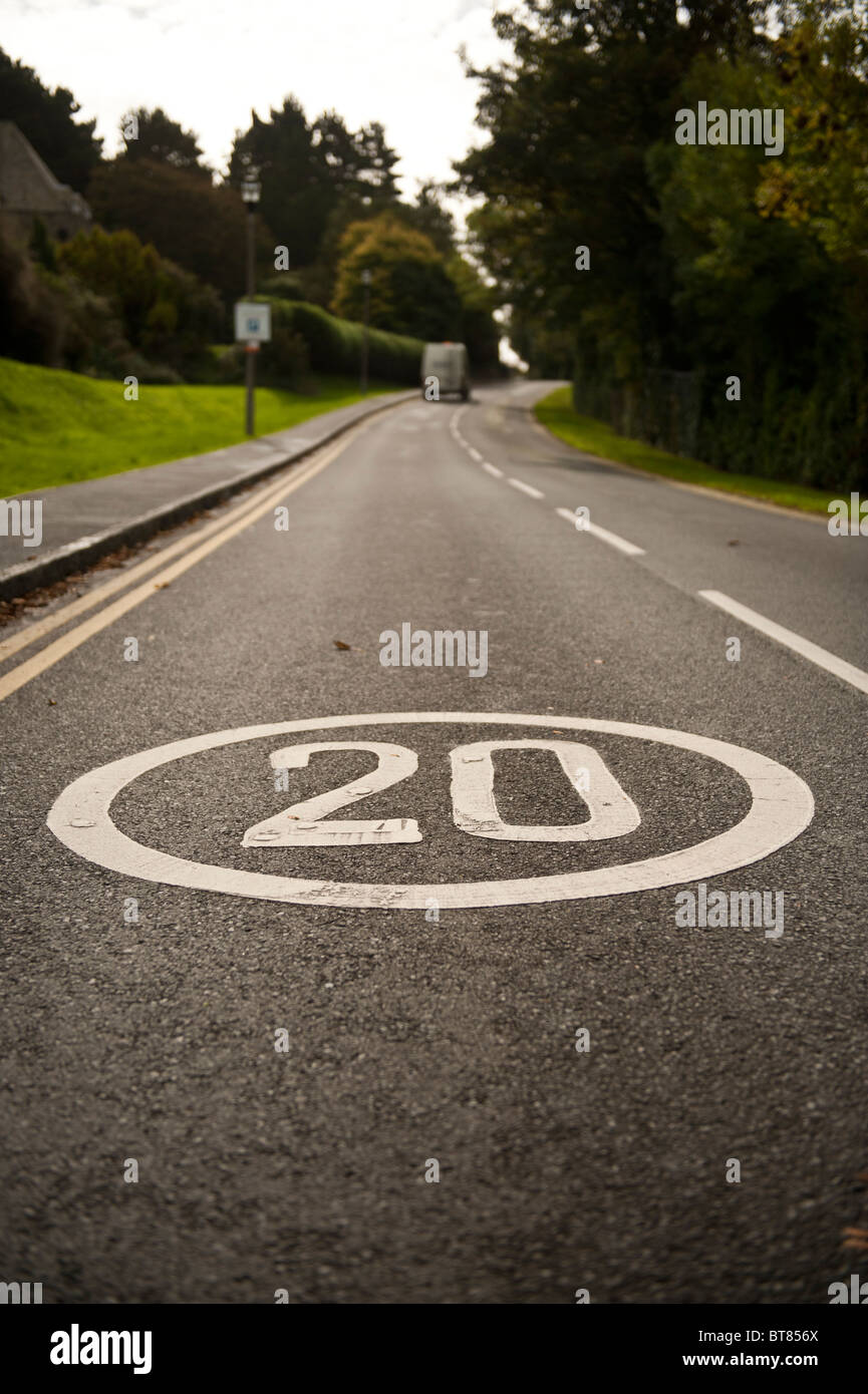 20mph speed control zone sign on road, UK Stock Photo
