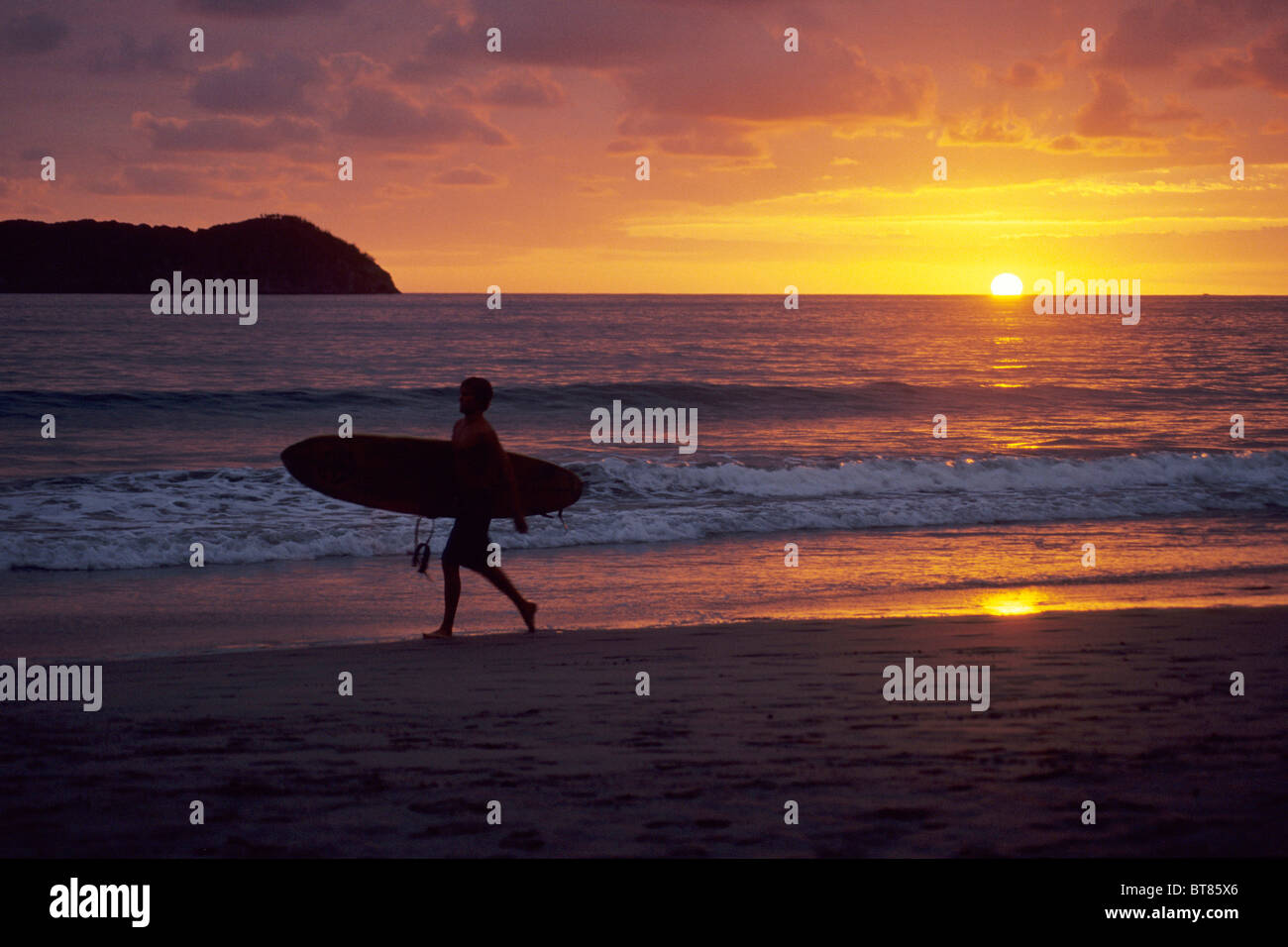 Surfing manuel antonio costa rica hires stock photography and images