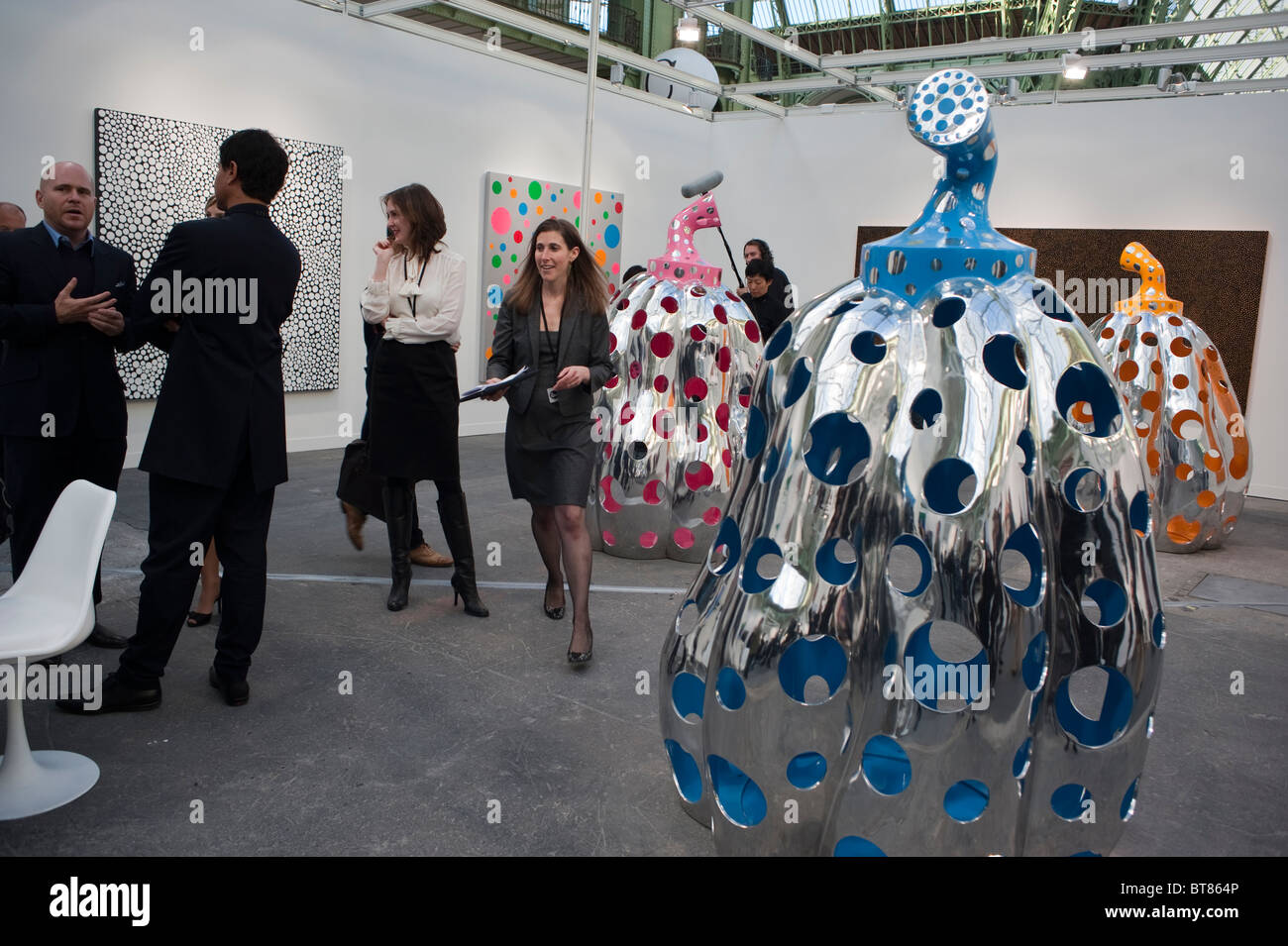 Japanese women art gallery hi-res stock photography and images - Alamy