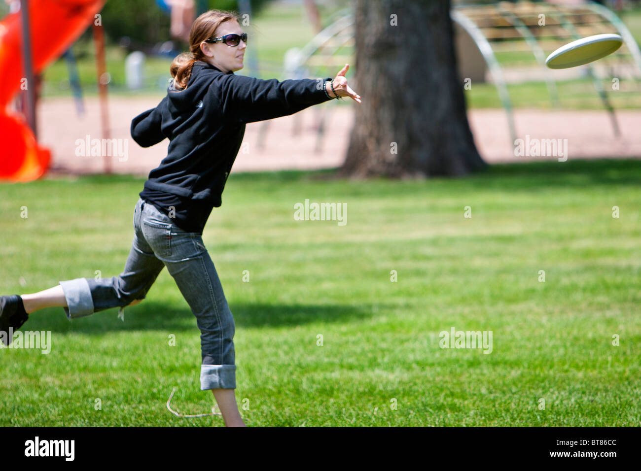 A woman throws a frisbee in Kimball, Nebraska, USA, June 6, 2007. Stock Photo