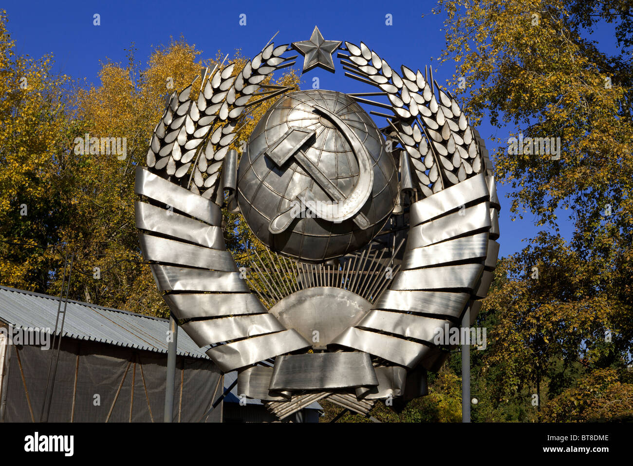 The hammer and sickle (communist symbols of the past) at the Fallen  Monument Park (Muzeon Park of Arts) in Moscow, Russia Stock Photo - Alamy