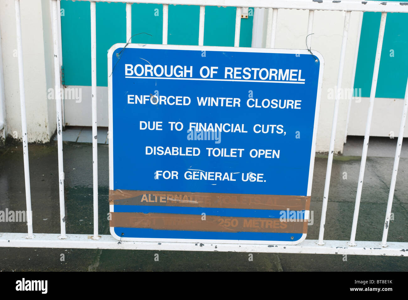 Council sign in Mevagissey, Cornwall, notifying of toilet closure. 2009 Stock Photo