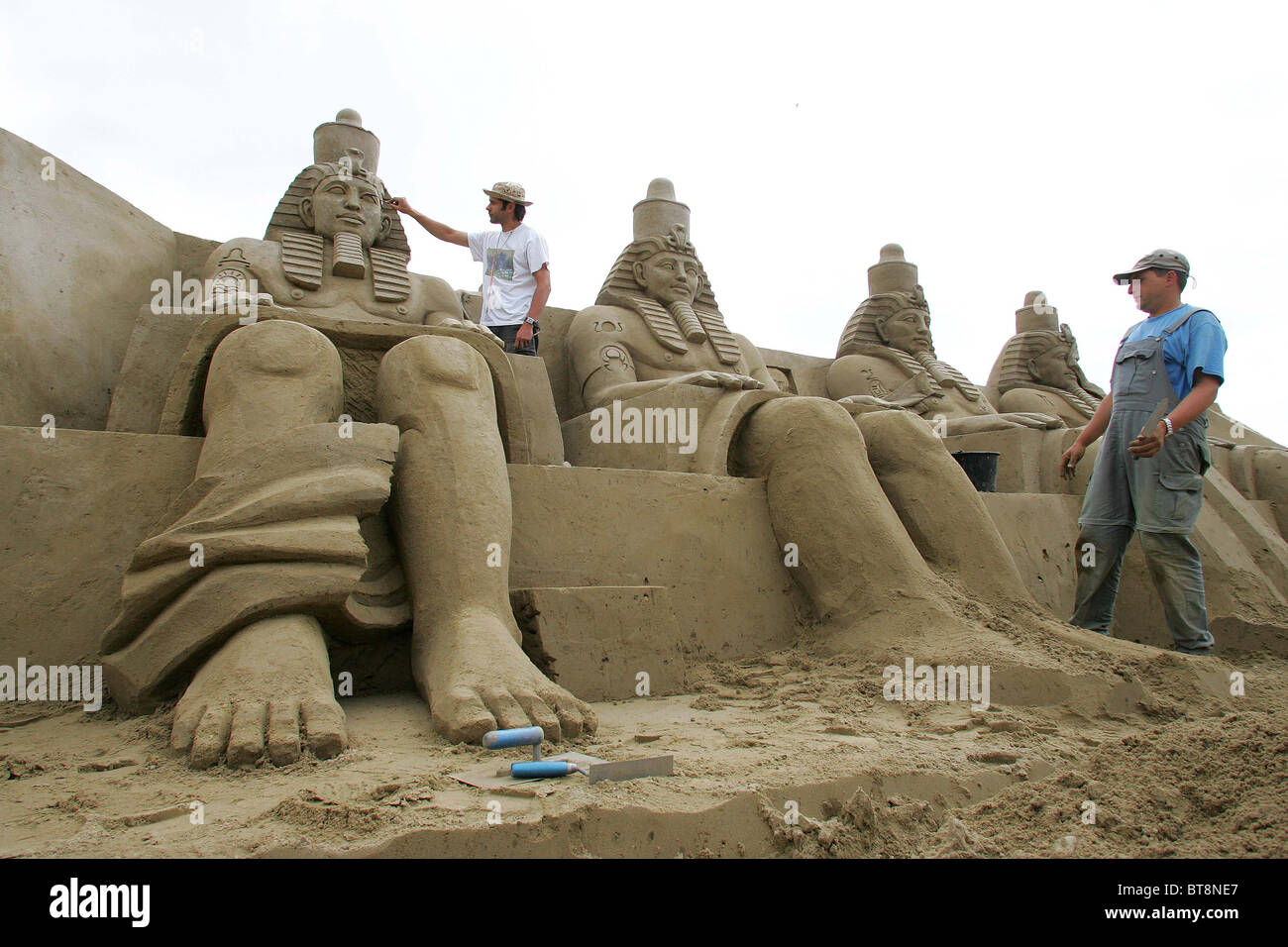 An artist sculpts a giant sand sculpture on Brighton Seafront. Picture by  James Boardman Stock Photo - Alamy