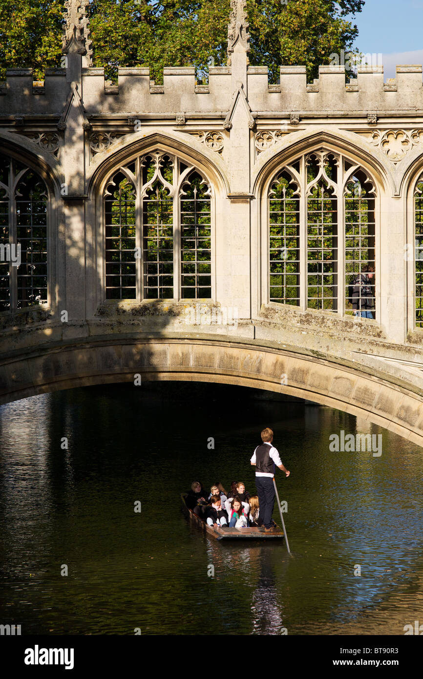 Punting on the River Cam, passing under the Bridge of Sighs Stock Photo