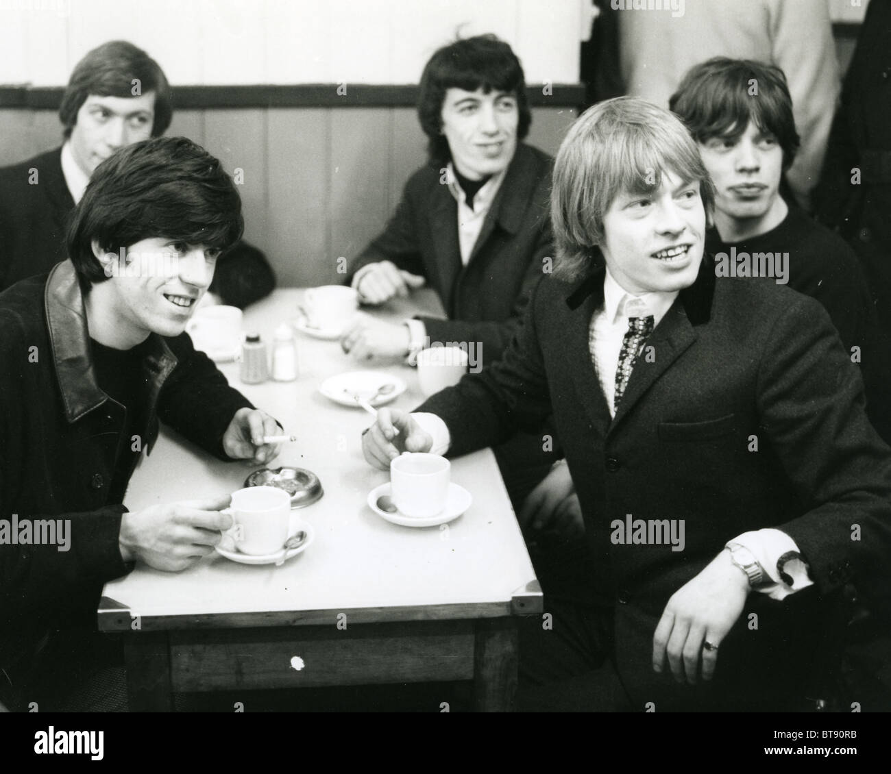 ROLLING STONES in a London cafe in June 1964. From l: Charlie, Keith, Bill, brioan and Mick. Photo Tony Gale Stock Photo