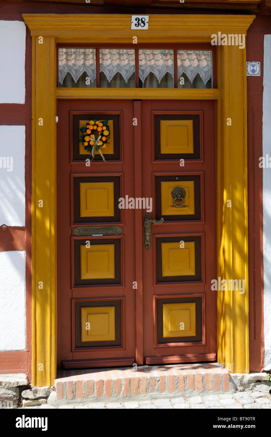 Dekorative hölzerne Eingangstür, Wernigerode, Deutschland. - Decorative wooden front door, Wernigerode, Germany. Stock Photo