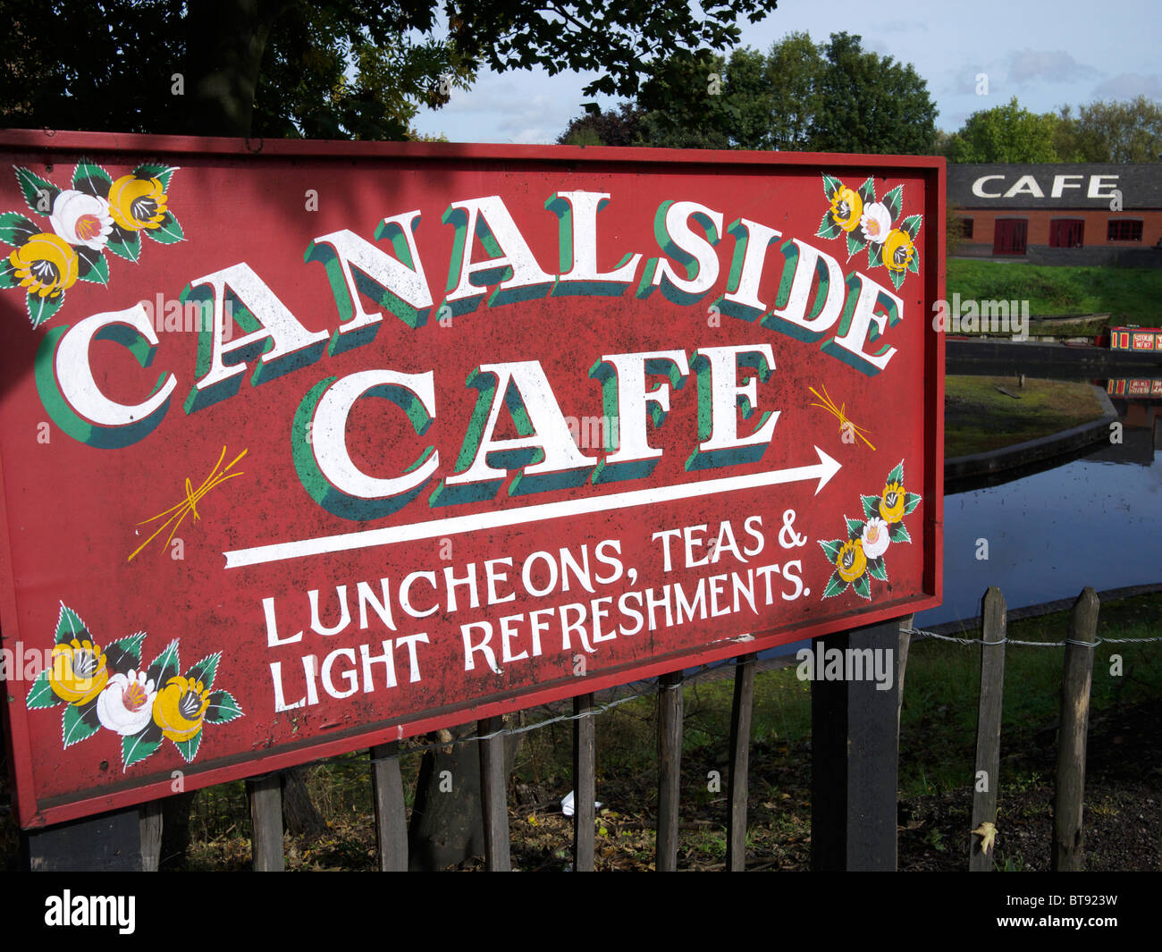 Canal side cafe sign with the cafe in the distance on the right dudley west midlands uk Stock Photo
