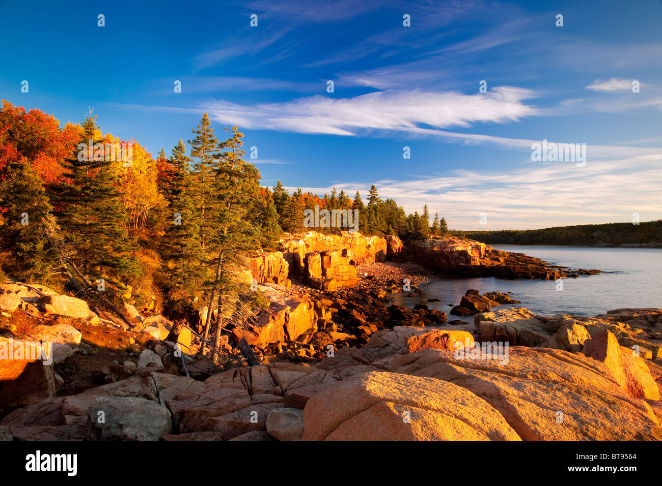 First rays of dawn along the rocky cliffs of Acadia National Park, Maine USA Stock Photo