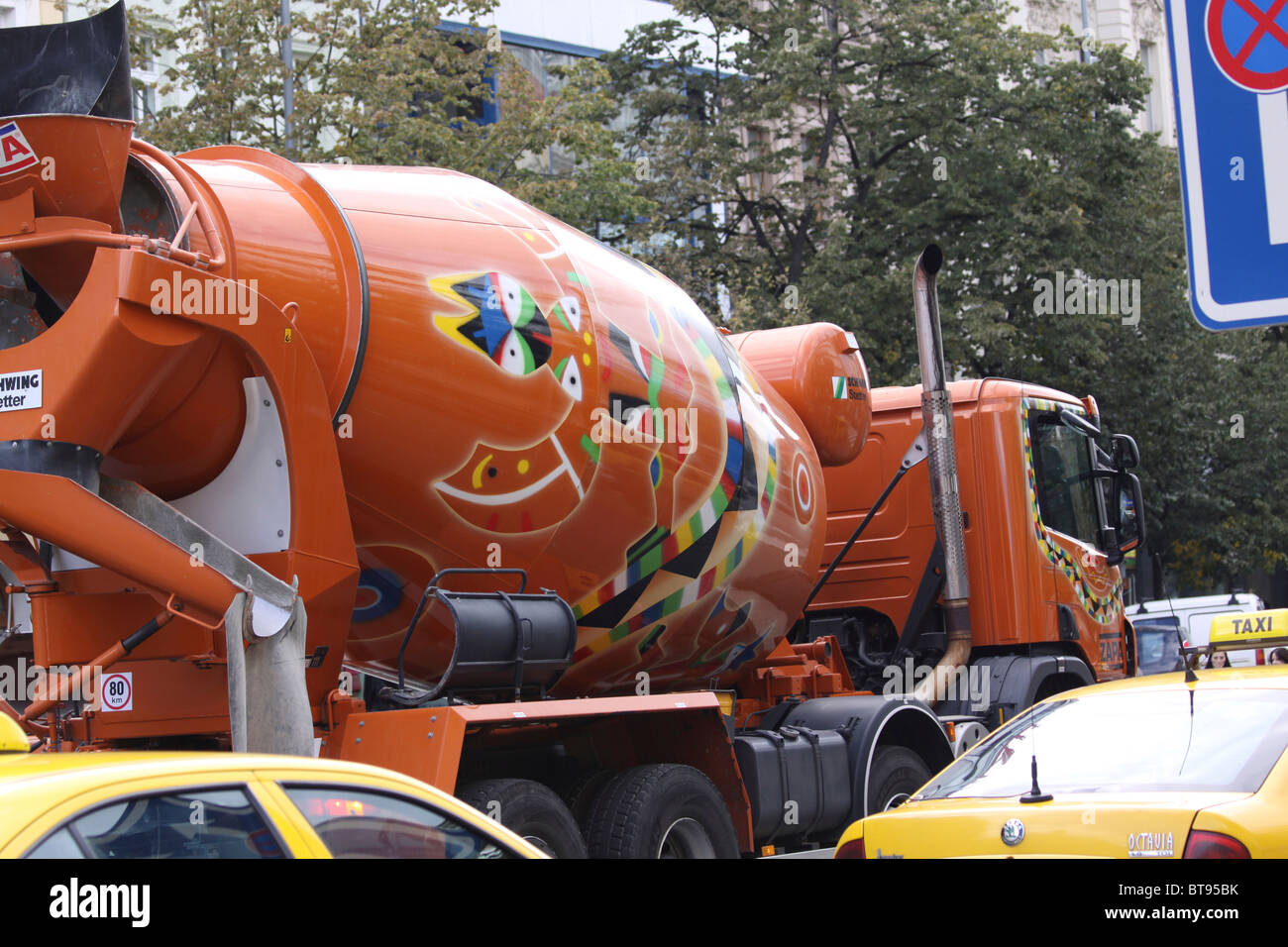 Builders cement mixer hires stock photography and images Alamy
